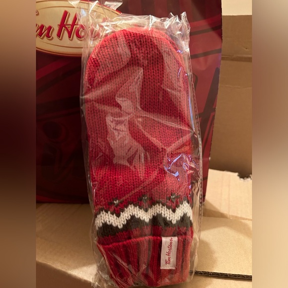 Warm soft red we hire mitts - Picture 1 of 1